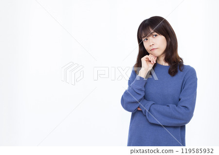 A woman who is worried 119585932