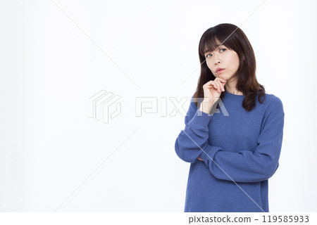 A woman who is worried 119585933