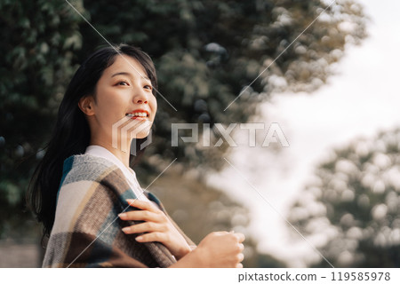 冬天出門的女人 119585978