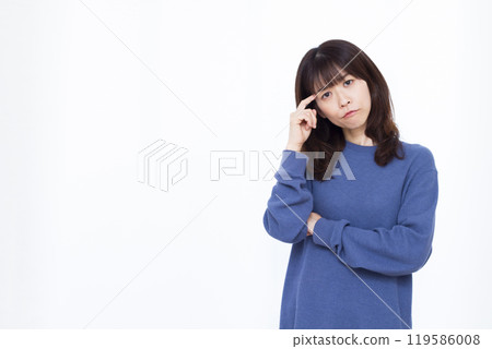 A woman who is seriously worried 119586008