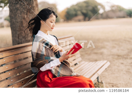 A woman who reads outdoors A woman who reads outdoors 119586184