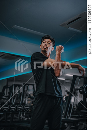 在健身房伸展的男人 119586405