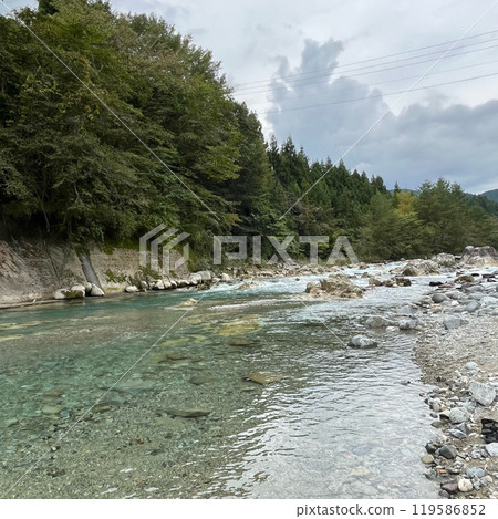 Gifu Prefecture's mountain stream, the clear waters of the Nakatsugawa River, beautiful rivers and mountains, cloudy day 119586852