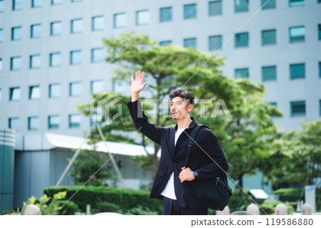 一名男子在商業區攔下一輛計程車 一名男子在商業區攔下一輛計程車 119586880