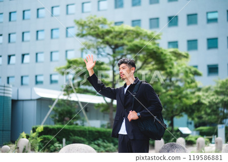 一名男子在商業區攔下一輛計程車 119586881