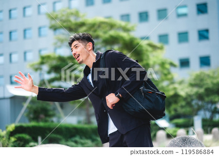 一名男子在商業區攔下一輛計程車 一名男子在商業區攔下一輛計程車 119586884