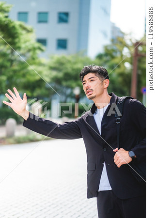 一名男子在商業區攔下一輛計程車 119586888