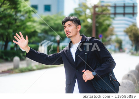 一名男子在商業區攔下一輛計程車 119586889