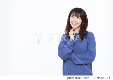 微笑著思考的女人 微笑著思考的女人 119586971