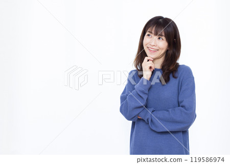 微笑著思考的女人 119586974