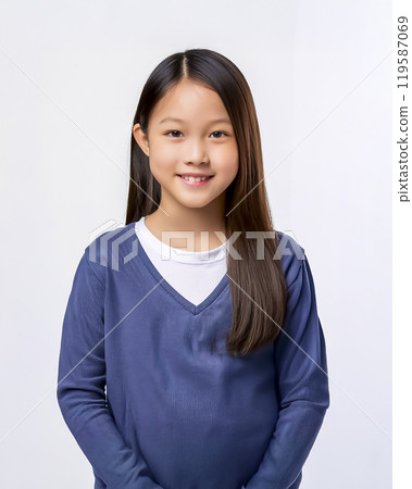 白色背景前擺姿勢的女孩圖片素材 119587069