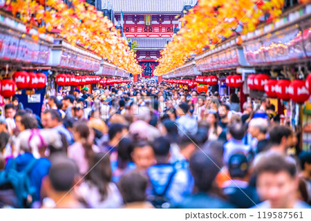 Tokyo cityscape in October. Most of the tourists are foreigners. Sensoji Temple is bustling with more foreign tourists than it was before the coronavirus pandemic. (24th) Tokyo cityscape in October. Most of the tourists are foreigners. Sensoji Temple is bustling with more foreign tourists than it was before the coronavirus pandemic. (24th) 119587561