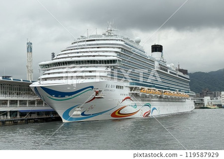 Cruise liner at Kobe Port 119587929