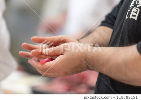 壽司師傅在鮪魚屠宰表演中製作的握壽司 壽司師傅在鮪魚屠宰表演中製作的握壽司 119588151