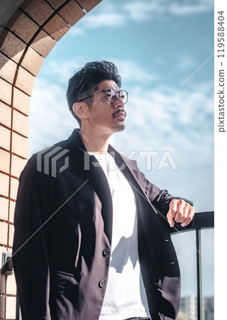 戴眼鏡的時尚男人 119588404