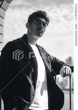 Stylish man with glasses 119588412