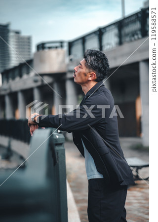 橋上的一個人在暮色中看起來很嚴肅 橋上的一個人在暮色中看起來很嚴肅 119588571