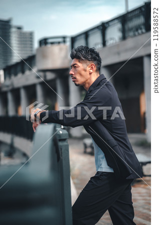 橋上的一個人在暮色中看起來很嚴肅 橋上的一個人在暮色中看起來很嚴肅 119588572