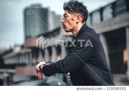 橋上的一個人在暮色中看起來很嚴肅 119588583