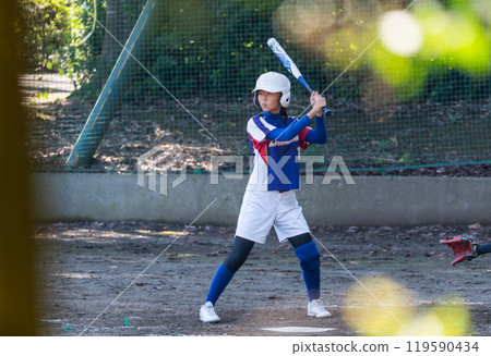 打壘球擊球手的國中女孩 119590434