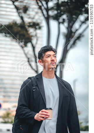 一名男子在辦公區通勤上班 119590783