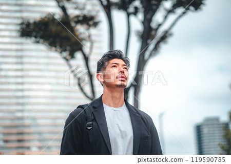 一名男子在辦公區通勤上班 119590785