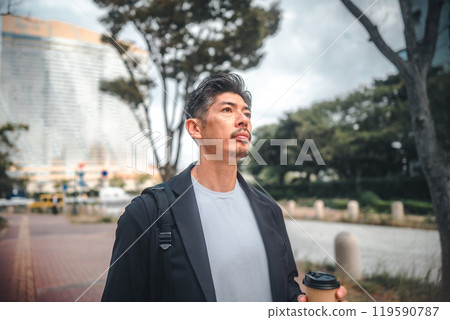 一名男子在辦公區通勤上班 一名男子在辦公區通勤上班 119590787