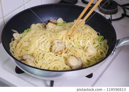 扇貝和蘆筍 peperoncino 在煎鍋中烹飪 119590813