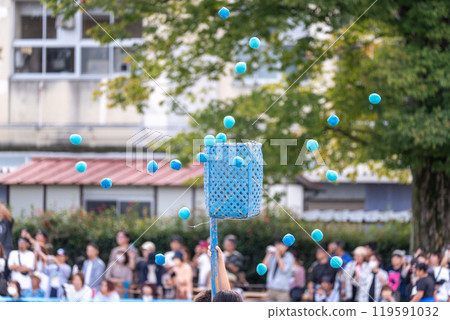 小學運動會舉行拋球比賽 119591032