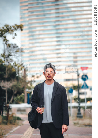一名男子在辦公區通勤上班 119591099