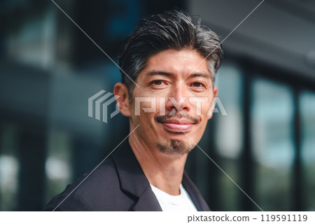 一個穿著西裝的男人站在大樓前 一個穿著西裝的男人站在大樓前 119591119