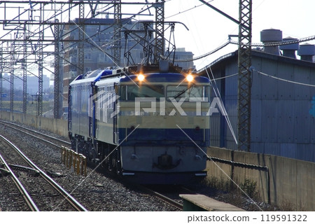The popular locomotive EF65-535, selected to transport the new EH200-19, photographed on 2008/2/21 119591322