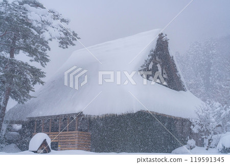 [World Heritage] Heavy snowfall in Shirakawa-go [Gifu Prefecture] 119591345