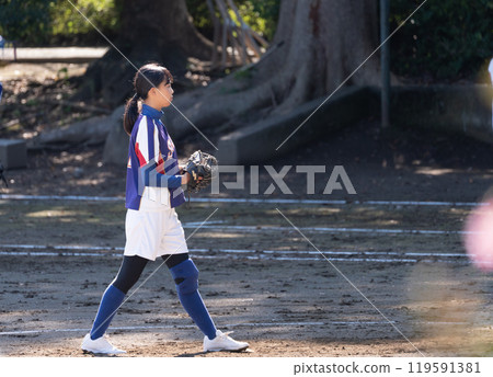 A junior high school girl pitching a softball 119591381