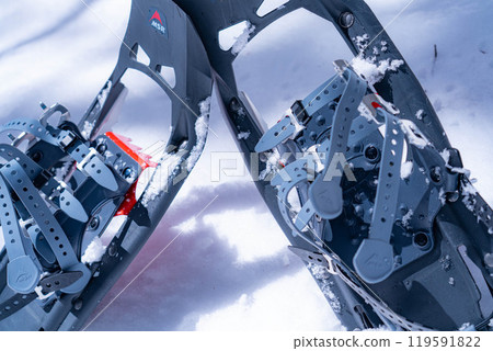 [Winter material] Snowshoes on the snow [Nagano Prefecture] 119591822
