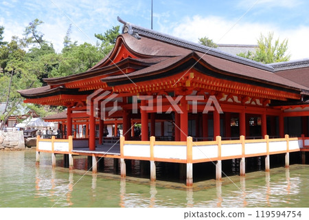 漂浮在海上的嚴島神社 119594754