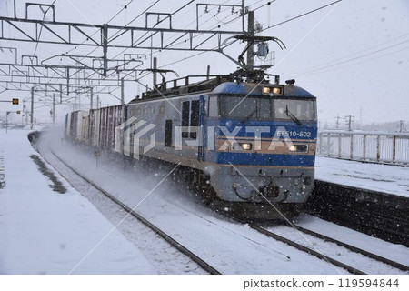 琵琶湖西岸湖西線前往北小松站的貨運列車 119594844