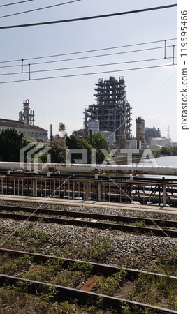 從扇橋（川崎市）人行道上看到的昭和電工工廠和 JR 鶴見線軌道 119595466