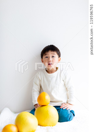 Boy holding fruits: grapefruit, pomelo Boy holding fruits: grapefruit, pomelo 119596765