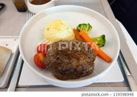 美味的商務艙餐食，牛裡肌牛排配芥末醬和馬鈴薯泥 119596946