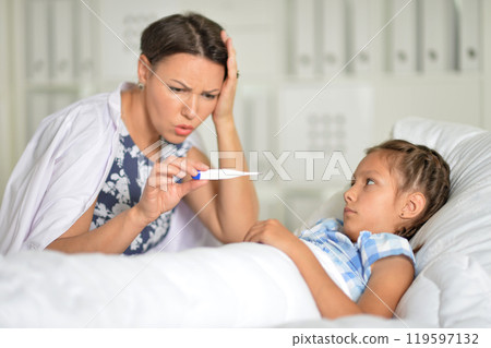 A little girl with her mother in the hospital 119597132