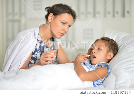A little girl with her mother in the hospital 119597134