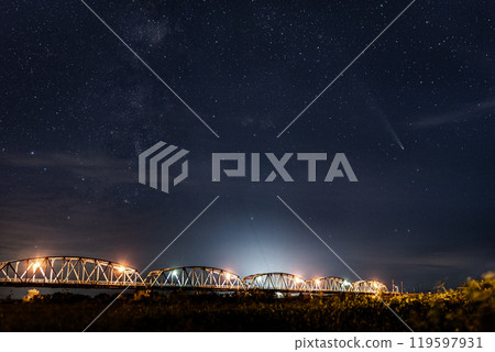 [莊內風景] 志金山、阿特拉斯彗星、莊內橋上可見的銀河 119597931