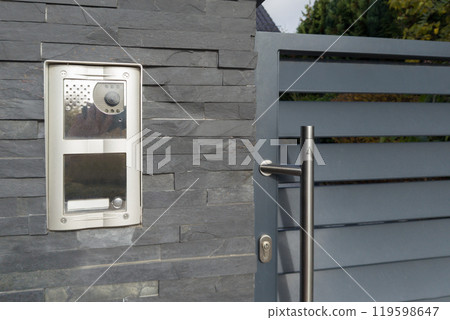 Modern Gate with Intercom System and Metal Handle Modern Gate with Intercom System and Metal Handle 119598647