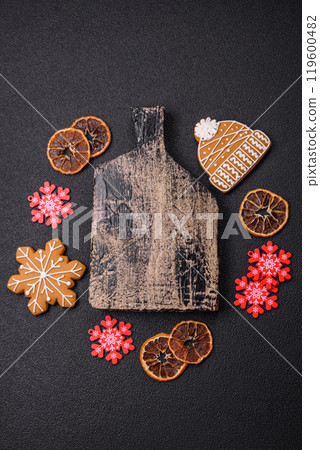 Empty wooden cutting board with copy space with gingerbread cookies and Christmas decor Empty wooden cutting board with copy space with gingerbread cookies and Christmas decor 119600482