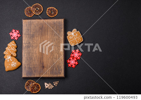 Empty wooden cutting board with copy space with gingerbread cookies and Christmas decor 119600493