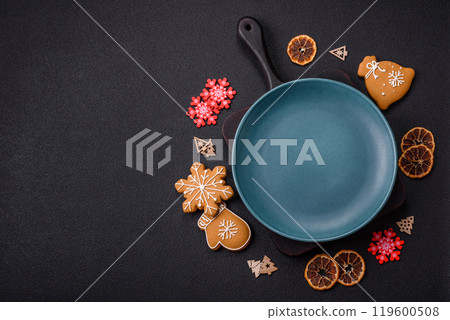 Empty round ceramic copy space plate with gingerbread cookies and Christmas elements 119600508