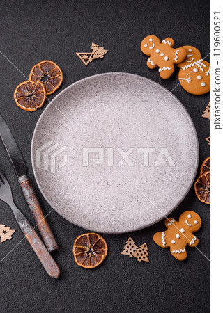 Empty round ceramic copy space plate with gingerbread cookies and Christmas elements 119600521