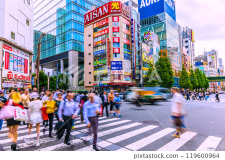 日本十月的東京城市景觀。入境旅遊繼續...秋葉原擠滿外國遊客=24日 119600964