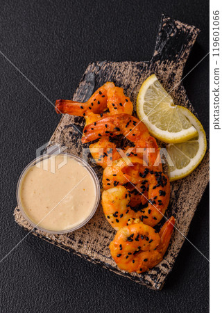 Boiled tiger prawns with white sauce and lemon 119601066